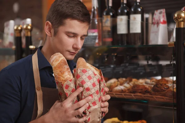 魅力的な男性のパン屋おいしい焼きたてのパンの香り コピースペース — ストック写真