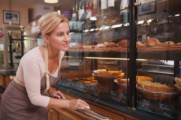 Привлекательная Женщина Средних Лет Управляющая Своим Бизнесом Пекарне Осматривающая Витрину — стоковое фото