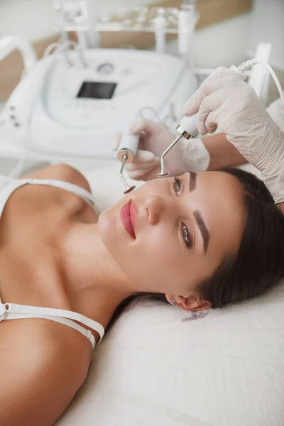 Vertical Close Mulher Alegre Desfrutando Hardware Tratamento Facial Por Cosmetician — Fotografia de Stock