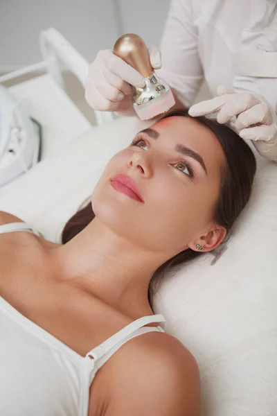 Vertical Shot Young Woman Healthy Skin Getting Lifting Facial Cosmetician — Stock Photo, Image