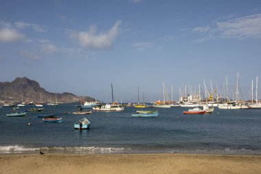 Marinada renkli tekneler, Mindelo körfezi, Cape Verde.