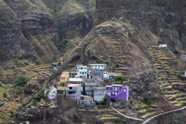 Santo Antao, Cape Verde üzerinde renkli evler ile Köy.