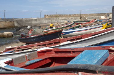 Ponta sahilde balıkçı tekneleri Sol yapmak, Cape Verde.