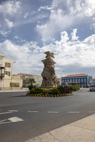 Monument met adelaar in Mindelo, Kaapverdische eilanden. — Stockfoto