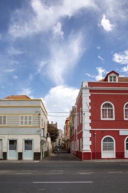 Mindelo, Cabo Verde bir caddenin köşesinde Sömürge evi.