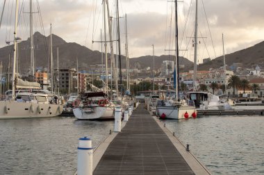 Marina, Mindelo bay, Cape Verde tekneler ile uzun iskele.