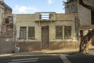 Mindelo, Cape Verde bir sokakta yapım aşamasında Ev. 