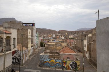 Mindelo, Sao Vicente, Cape Verde'de bir sokakta görüntüle.