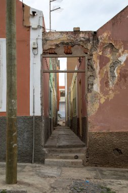 Mindelo, Cape Verde'deki eski evler arasındaki geçit.