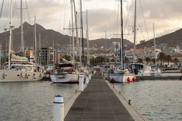 Marina, Mindelo bay, Cape Verde tekneler ile uzun iskele.