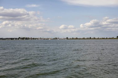 Durgerdam'da manzara, Markermeer'deki bir tekneden görüldü. 