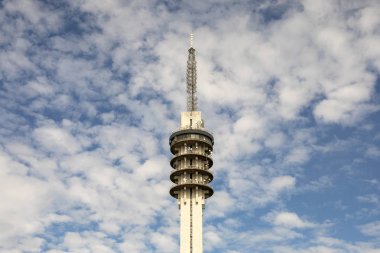  Bir radyo direğinin tepesi, telekomünikasyon için kuleler.