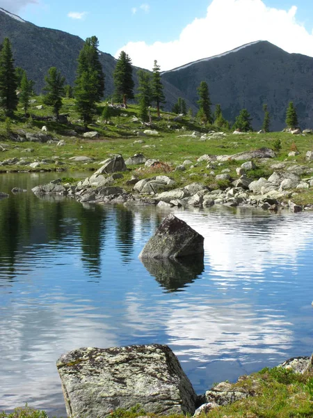 Piedra Solitaria Lago Hermosas Montañas Taiga Fondo —  Fotos de Stock