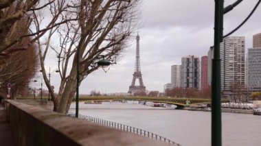 Paris sokaklarında çekim. Fransa. Şehir sonbahar manzaraları.