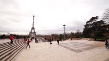 Paris sokaklarında çekim. Fransa. Şehir sonbahar manzaraları.
