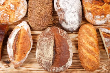 Tahta zeminde taze ekmek