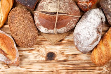 Tahta zeminde taze ekmek