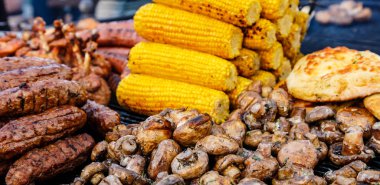 Açık havada farklı ızgara sebze