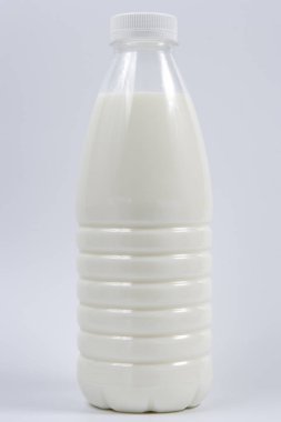 Bir plastik şişe beyaz süt