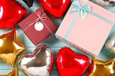 Parlak Sisme Balonlar ve paketleri mavi ahşap arka plan üzerinde.