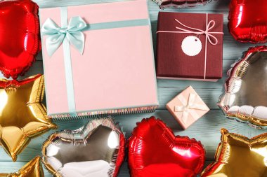 Parlak Sisme Balonlar ve paketleri mavi ahşap arka plan üzerinde.