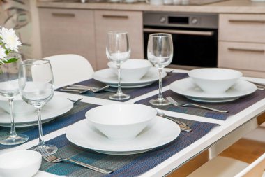 Gözlük, sofra ve plakaları ile otel mutfak koydu tabloda