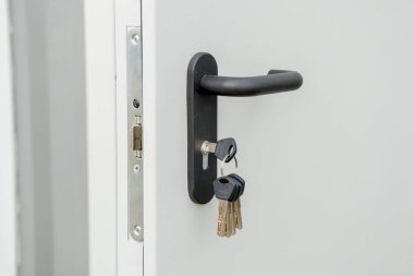 Işık giriş kapısı ile kolu ve kilit eklenen anahtar