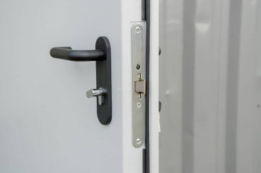 Işık giriş kapısının kolu ve rotary engelleme mekanizması ile