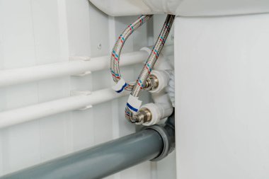 Puplichny banyoda su sağlama için kurulan plastik borular fotoğraf