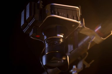 Bir metal boru üzerinde asılı ve yukarıdan bir alt çıkarma video kamera akşam fotoğrafı