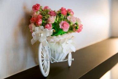 Dekoratif sepet çiçekli bir kaide üzerinde bisiklet duran şeklinde