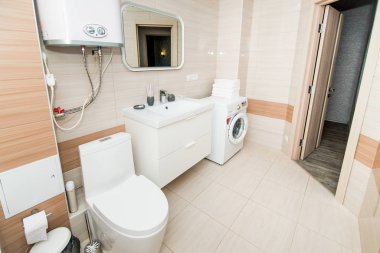 Işık beyaz banyo ev aletleri ile fotoğraf 