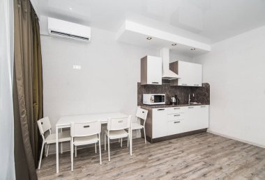 Ve fotoğraf tamamen açık mutfak ev aletleri ile donatılmıştır.