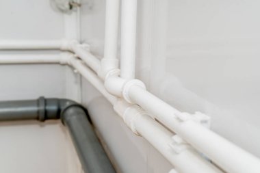 Puplichny banyoda su sağlama için kurulan plastik borular fotoğraf