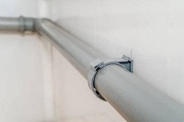 Puplichny banyoda su sağlama için kurulan plastik borular fotoğraf