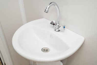 Bir beyaz temiz lavabo banyo Vinçli fotoğraf