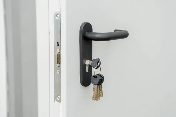 Işık giriş kapısı ile kolu ve kilit eklenen anahtar