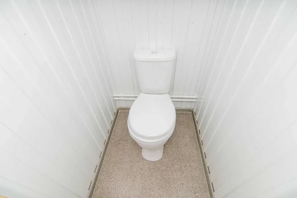 Das Foto Des Hellen Öffentlichen Toilettenraums Mit Einer Weißen Toilettenschüssel — Stockfoto