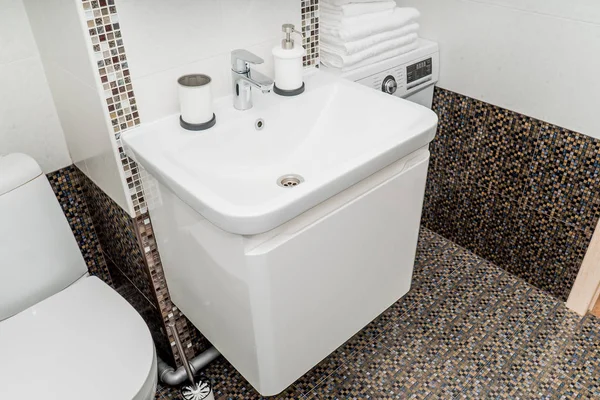Das Foto Eines Weißen Sauberen Waschbeckens Mit Dem Kran Badezimmer — Stockfoto