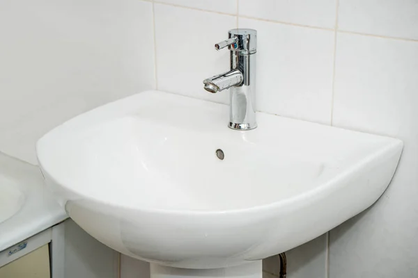 Das Foto Eines Weißen Sauberen Waschbeckens Mit Dem Kran Badezimmer — Stockfoto