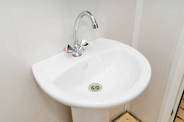 Bir Beyaz Temiz Lavabo Banyo Vinçli Fotoğraf — Stok fotoğraf