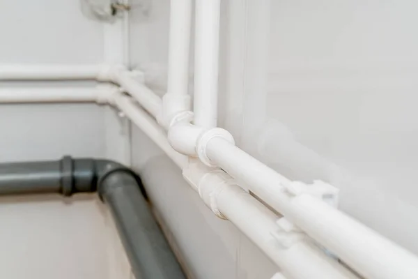 Puplichny banyoda su sağlama için kurulan plastik borular fotoğraf