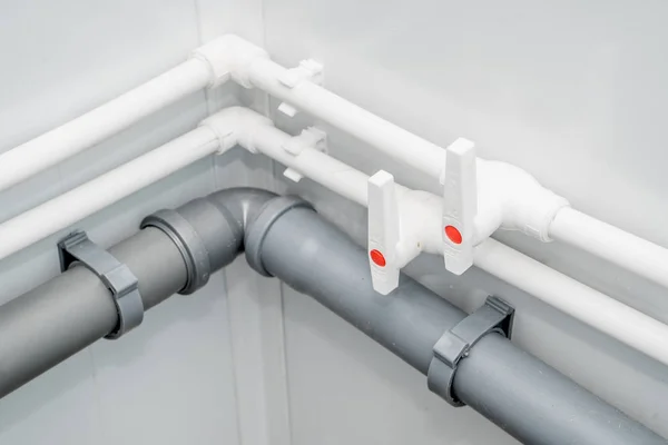 Puplichny banyoda su sağlama için kurulan plastik borular fotoğraf