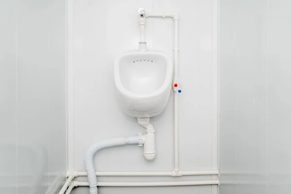 Foto Van Het Geïnstalleerde Nieuwe Wit Urinoir Een Toilet — Stockfoto