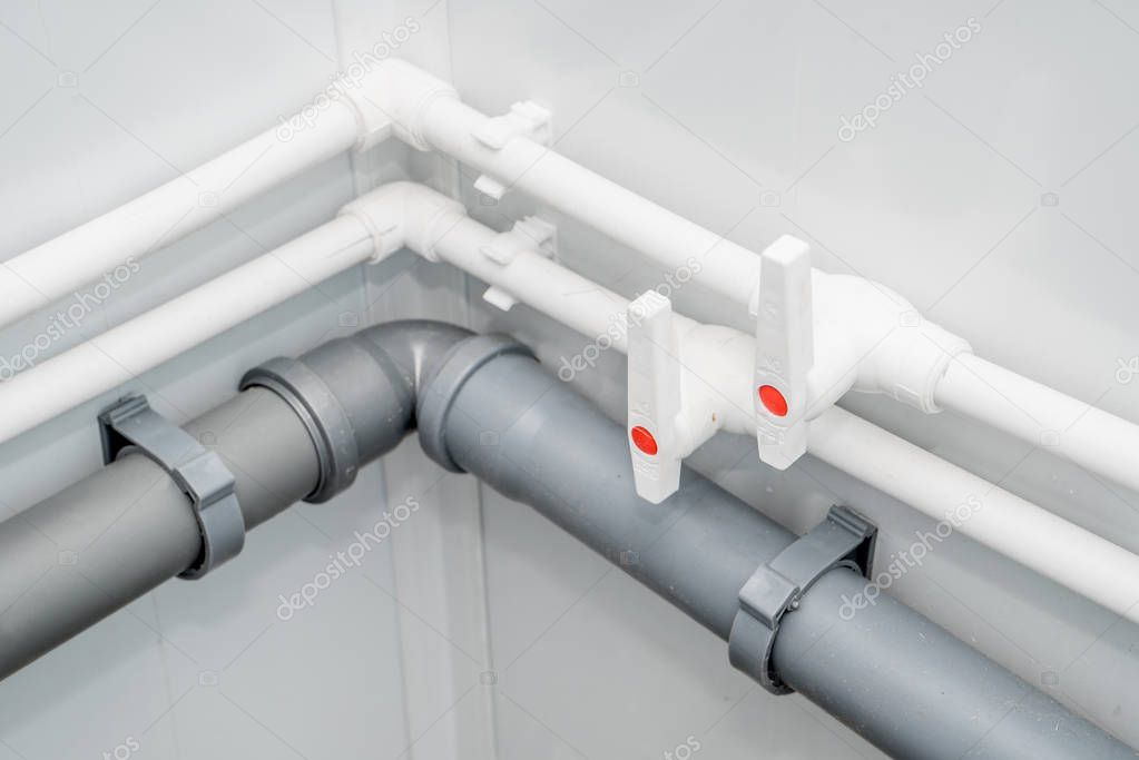 The photo of the established plastic pipes for water supply in the puplichny bathroom