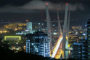 Fotorgafiya gece şehir smaosty ve yolda kutsanan lambalar