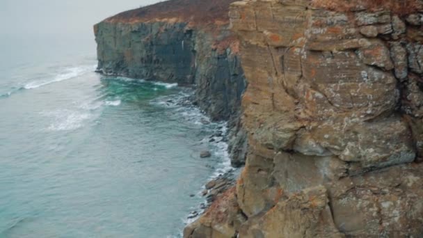 从高岩石上看大海与波浪和锋利的山与断裂 — 图库视频影像