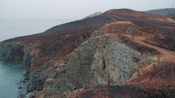 Yüksek Kayalıklar Denizin Dalgaları Sonu Ile Keskin Dağ Ile Bakmak — Stok video