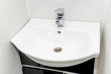 Bir beyaz temiz lavabo banyo Vinçli fotoğraf