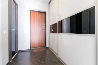 Bir giriş ve bir ayna dava ile odası koridorun fotoğraf